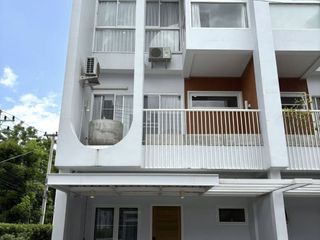Casa adosada en alquiler de 3 habitaciones en Mueang Chiang Mai, Chiang Mai