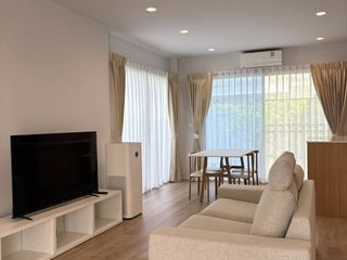 Casa adosada en alquiler de 3 habitaciones en Mueang Chiang Mai, Chiang Mai