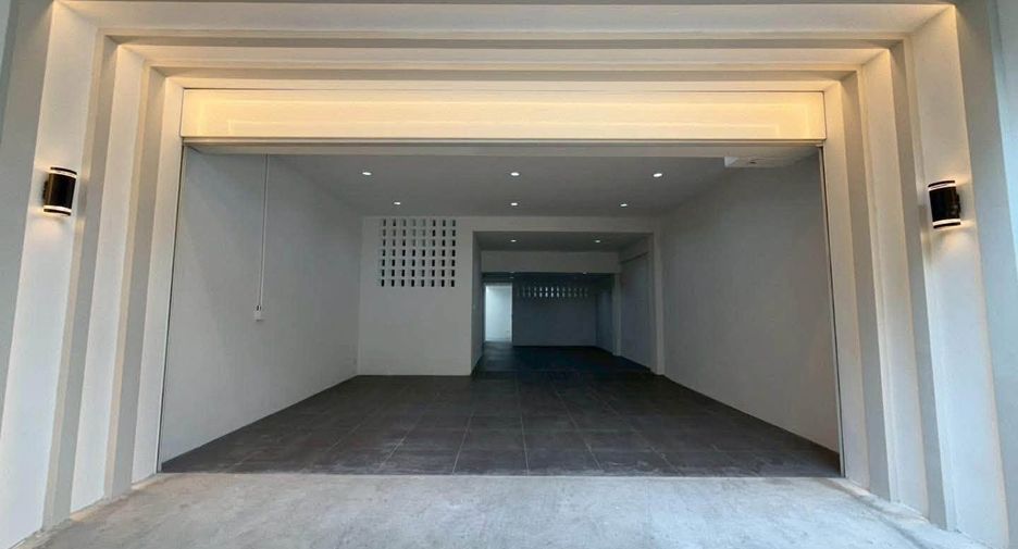 出售 4 卧室 联排别墅 在 Phra Khanong, 曼谷