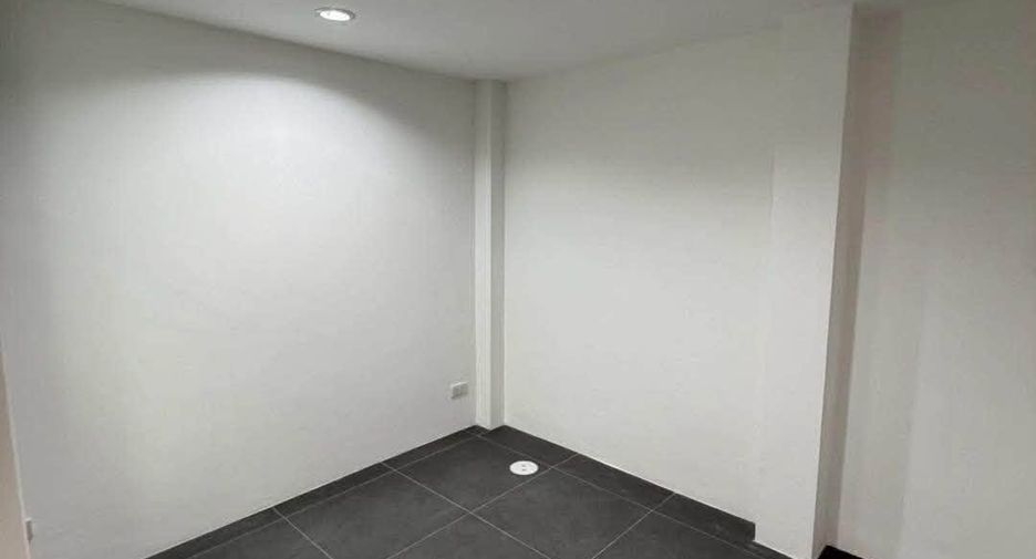出售 4 卧室 联排别墅 在 Phra Khanong, 曼谷