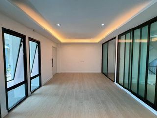 Casa adosada en venta de 4 habitaciones en Phra Khanong, Bangkok