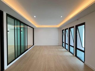 Casa adosada en venta de 4 habitaciones en Phra Khanong, Bangkok