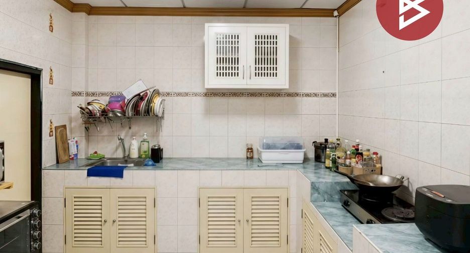 À vendre 4 chambres maison de ville à Krathum Baen, Samut Sakhon
