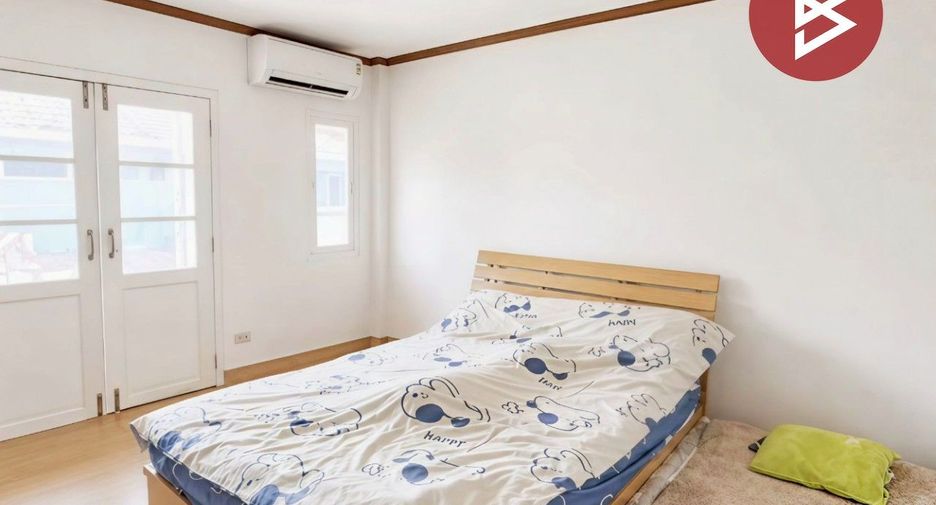 À vendre 4 chambres maison de ville à Krathum Baen, Samut Sakhon