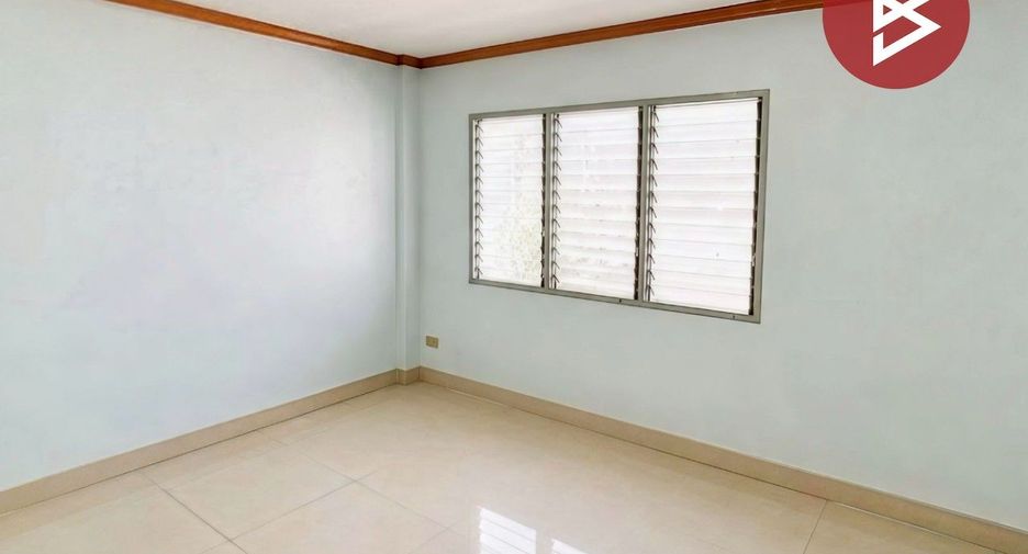 À vendre 4 chambres maison de ville à Krathum Baen, Samut Sakhon