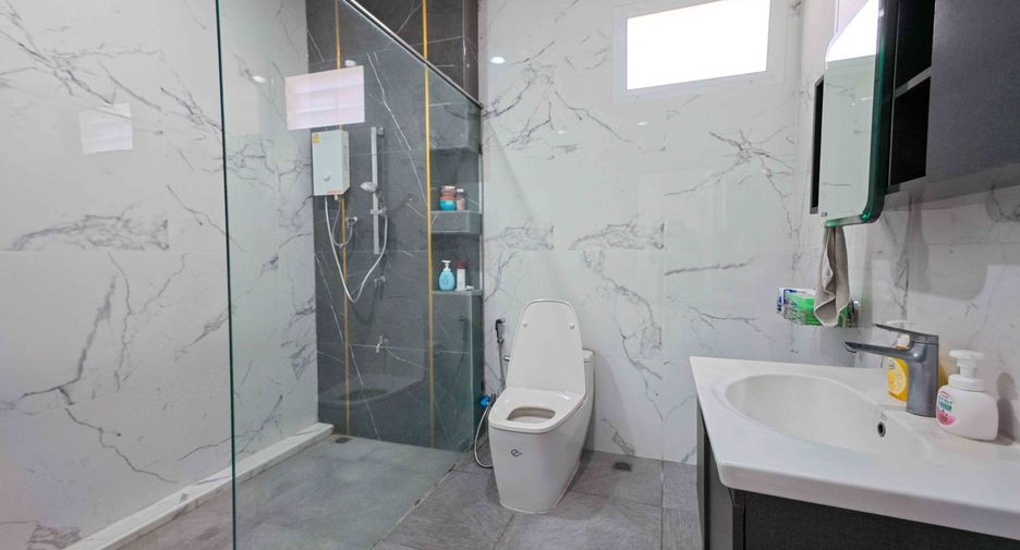 Casa en venta de 4 habitaciones en Ban Phaeo, Samut Sakhon