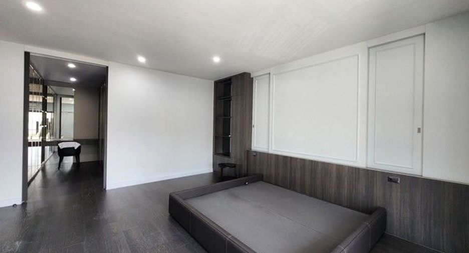 For rent 4 bedrooms house in Bang Khun Thian, Bangkok