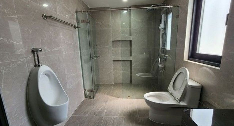 For rent 4 bedrooms house in Bang Khun Thian, Bangkok