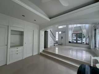 For rent 4 bedrooms townhouse in Khlong Toei, Bangkok