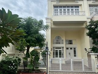 For rent 4 bedrooms townhouse in Khlong Toei, Bangkok