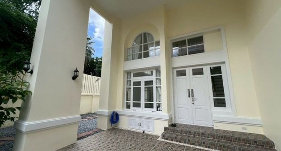 For rent 4 bedrooms townhouse in Khlong Toei, Bangkok