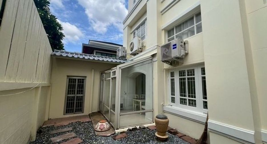 For rent 4 bedrooms townhouse in Khlong Toei, Bangkok