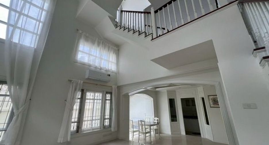 For rent 4 bedrooms townhouse in Khlong Toei, Bangkok