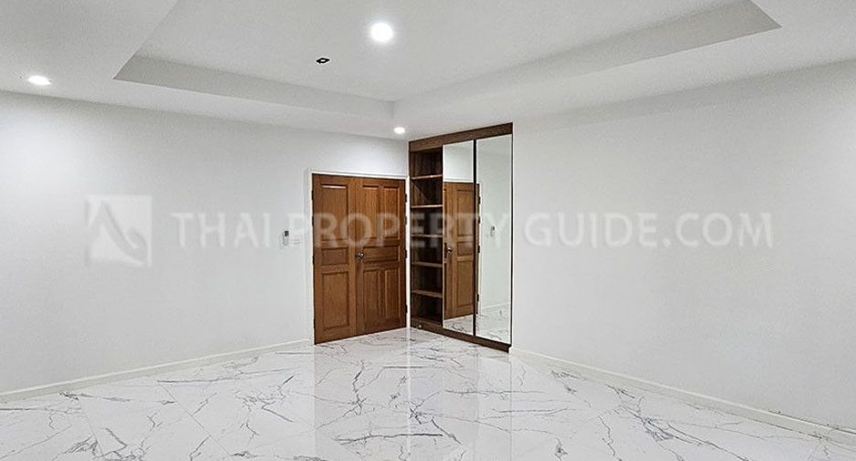 For rent 5 bedrooms house in Pak Kret, Nonthaburi