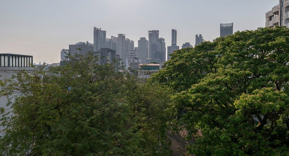 For rent 3 bedrooms condo in Khlong Toei, Bangkok