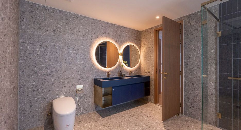For rent 3 bedrooms condo in Khlong Toei, Bangkok