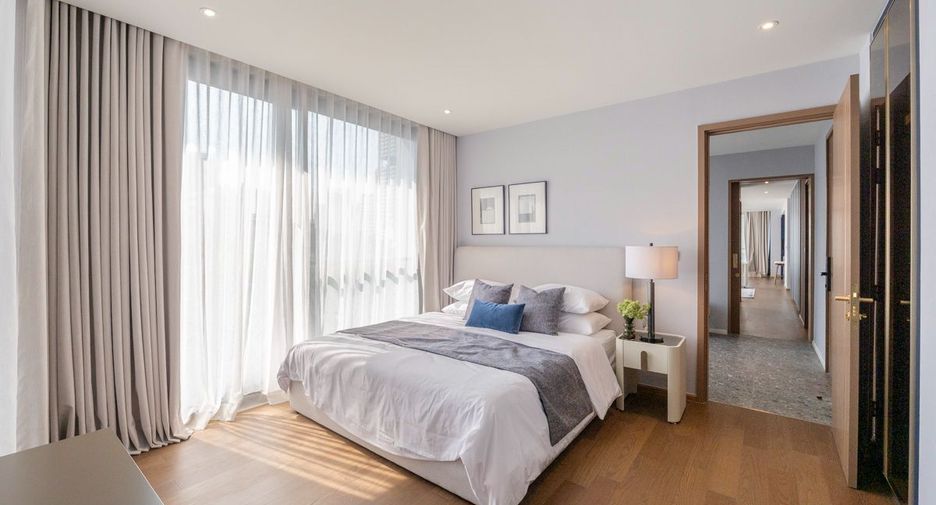 For rent 3 bedrooms condo in Khlong Toei, Bangkok