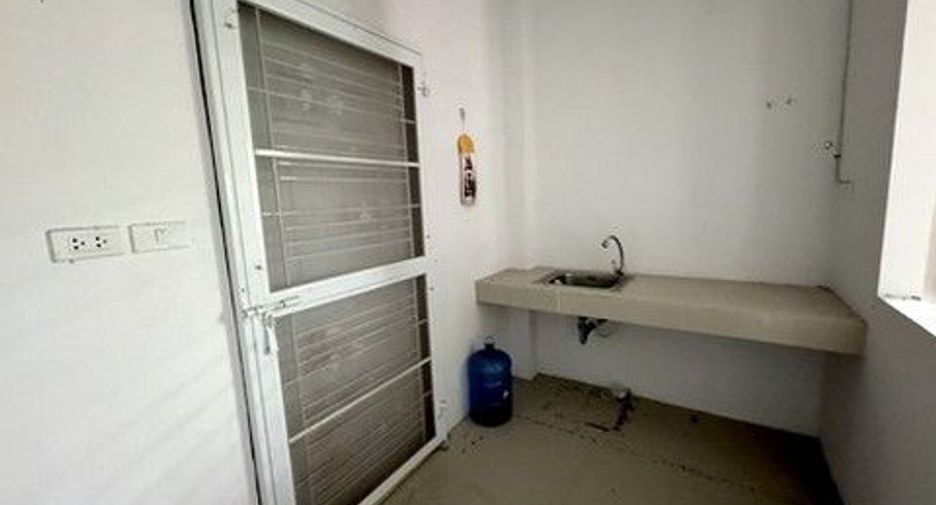 À vendre 1 chambre maison de ville à Ban Khai, Rayong