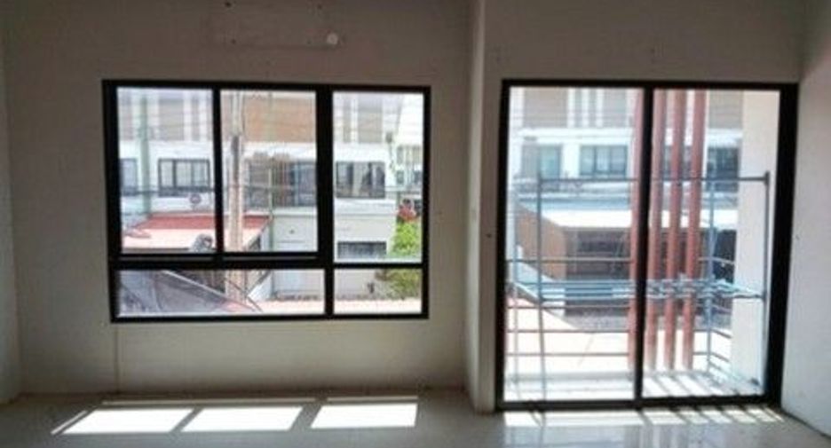 À vendre 1 chambre maison de ville à Ban Khai, Rayong