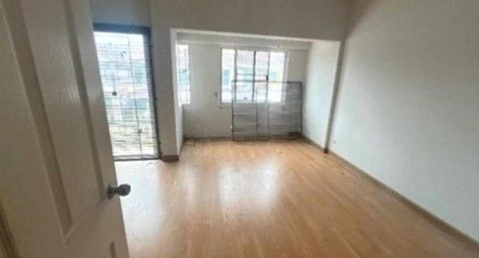 À vendre 1 chambre maison de ville à Ban Khai, Rayong