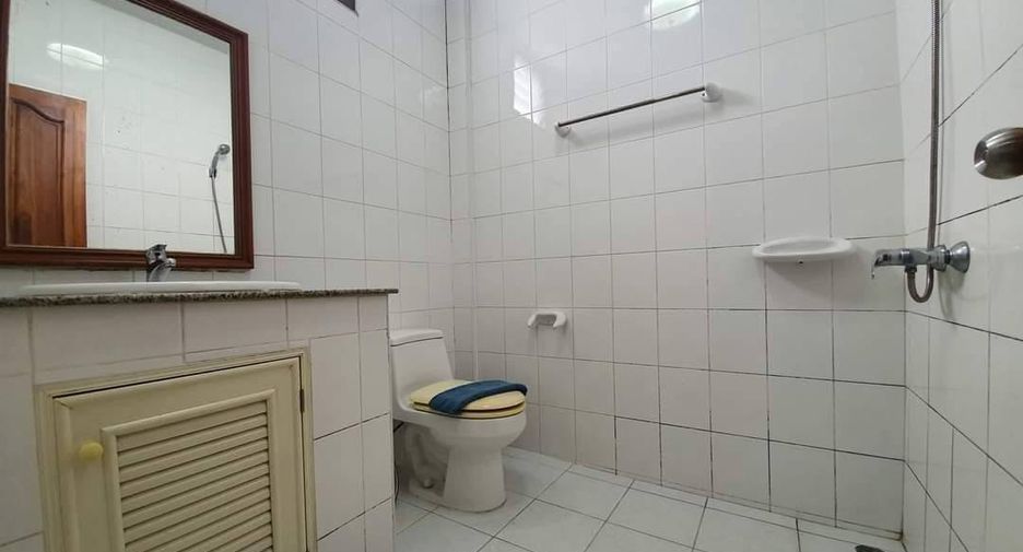 For rent 4 bedrooms townhouse in Pratumnak, Pattaya