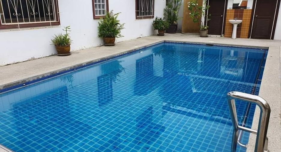 For rent 4 bedrooms townhouse in Pratumnak, Pattaya