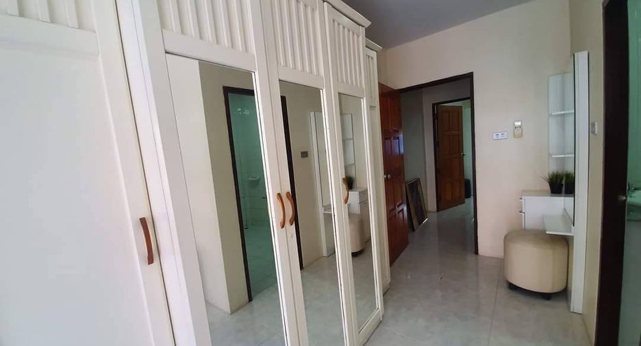 For rent 4 bedrooms townhouse in Pratumnak, Pattaya