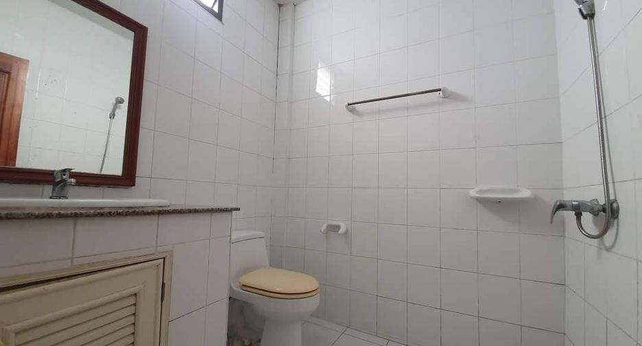 For rent 4 bedrooms townhouse in Pratumnak, Pattaya