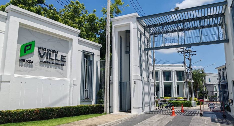For sale 3 bedrooms townhouse in Bang Khen, Bangkok