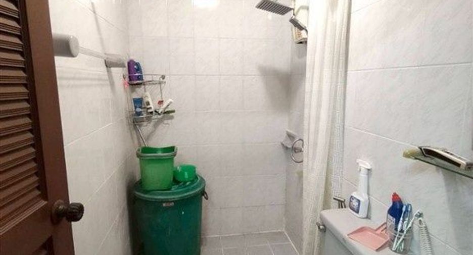 For sale 5 bedrooms townhouse in Wang Thonglang, Bangkok