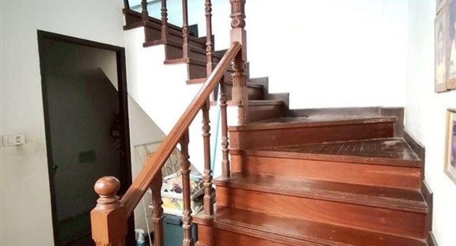 For sale 5 bedrooms townhouse in Wang Thonglang, Bangkok
