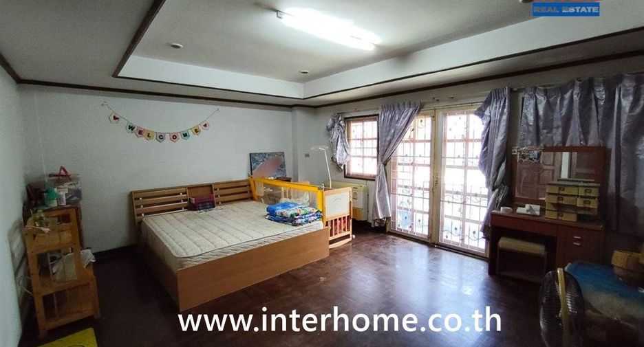 For sale 5 bedrooms townhouse in Wang Thonglang, Bangkok