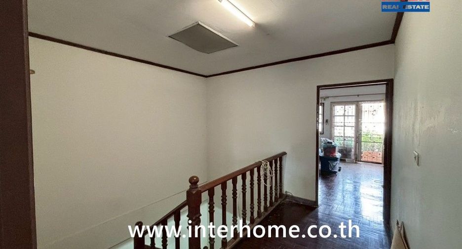 For sale 5 bedrooms townhouse in Wang Thonglang, Bangkok
