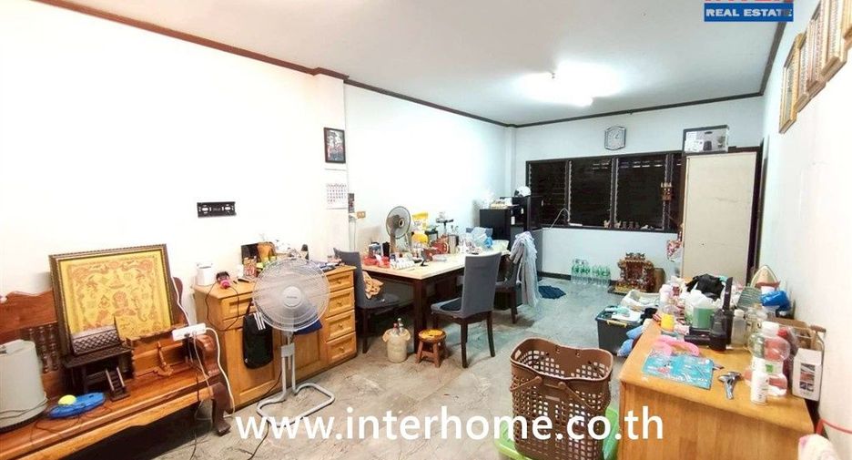 For sale 5 bedrooms townhouse in Wang Thonglang, Bangkok