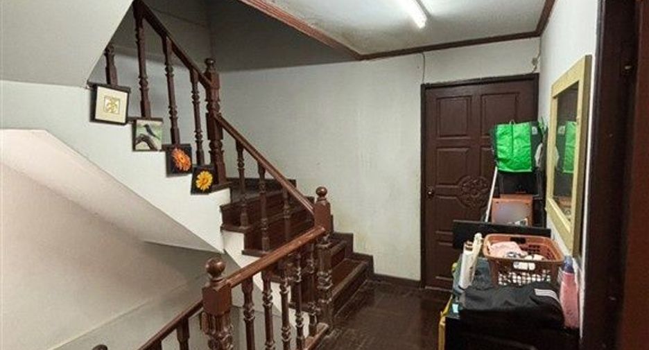 For sale 5 bedrooms townhouse in Wang Thonglang, Bangkok