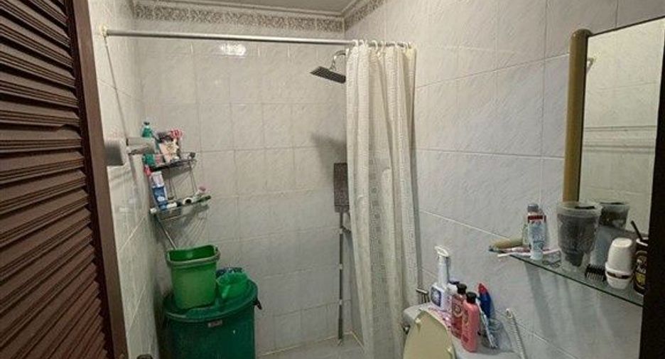 For sale 5 bedrooms townhouse in Wang Thonglang, Bangkok