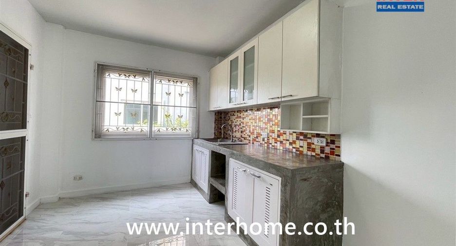 Haus zum Kauf mit 4 Zimmer in Khlong Sam Wa, Bangkok