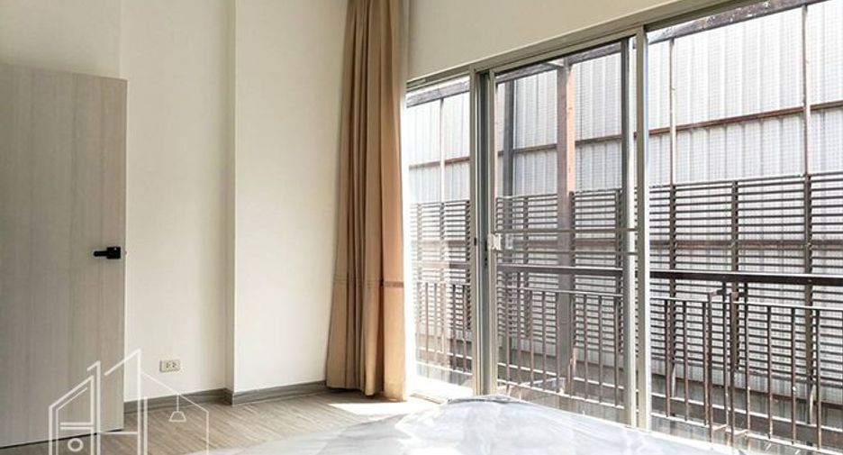 For rent 4 bedrooms condo in Watthana, Bangkok