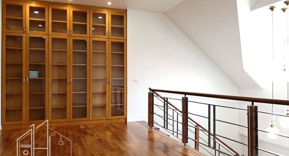For rent 4 bedrooms condo in Watthana, Bangkok