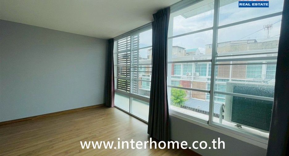 For sale 4 bedrooms townhouse in Chom Thong, Bangkok