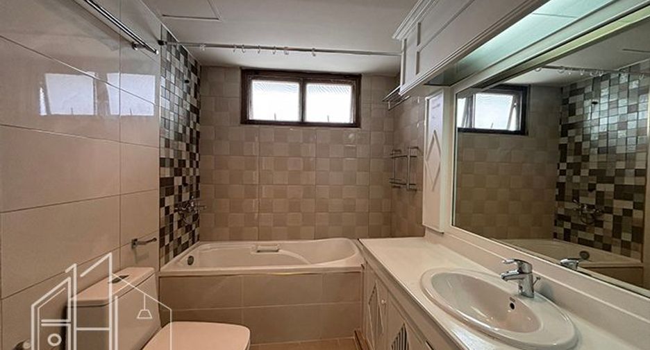 Condo en alquiler de 3 habitaciones en Watthana, Bangkok