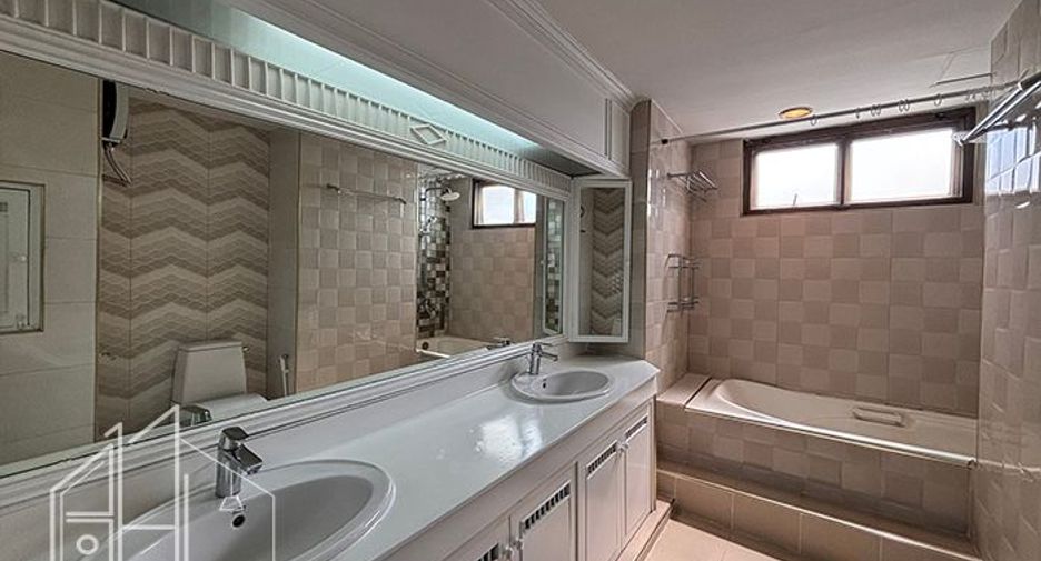 Condo en alquiler de 3 habitaciones en Watthana, Bangkok