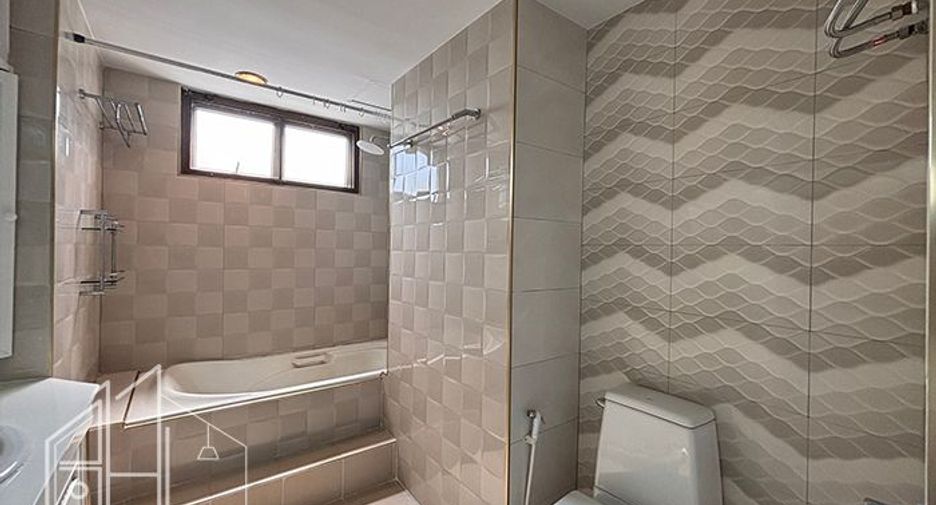 Condo en alquiler de 3 habitaciones en Watthana, Bangkok