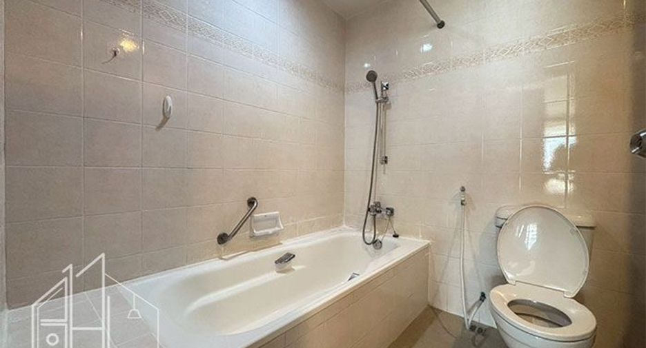 Condo en alquiler de 3 habitaciones en Khlong Toei, Bangkok
