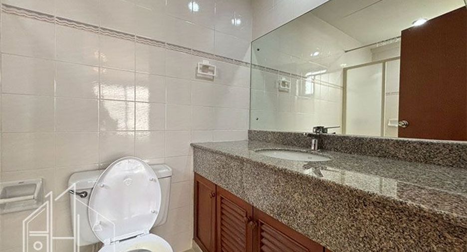 Condo en alquiler de 3 habitaciones en Khlong Toei, Bangkok