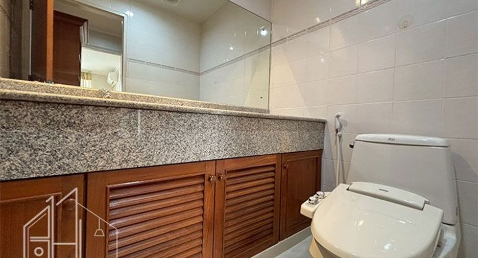 Condo en alquiler de 3 habitaciones en Khlong Toei, Bangkok