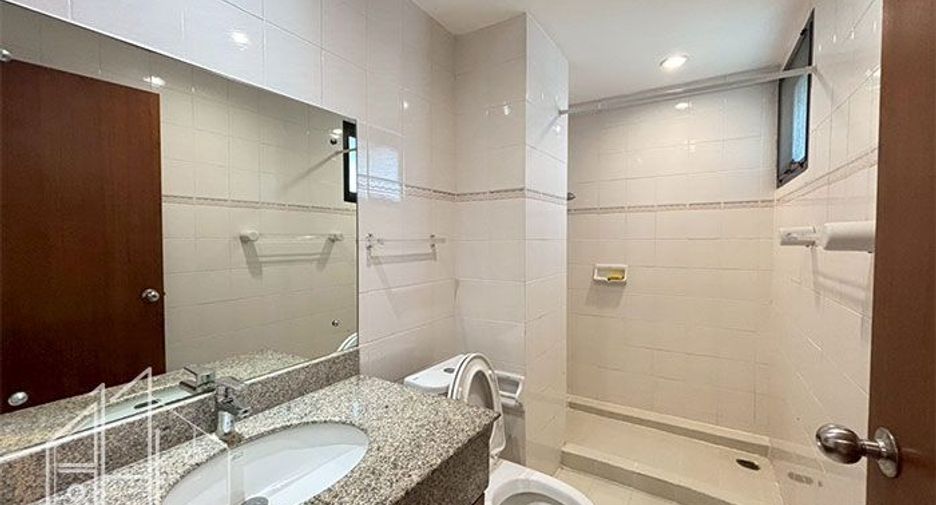 Condo en alquiler de 3 habitaciones en Khlong Toei, Bangkok