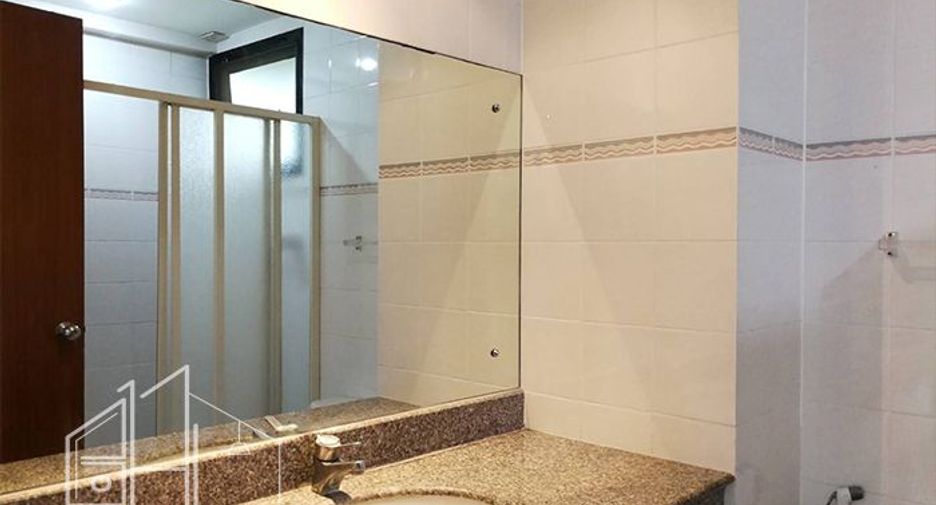Apartamento en alquiler de 3 habitaciones en Khlong Toei, Bangkok