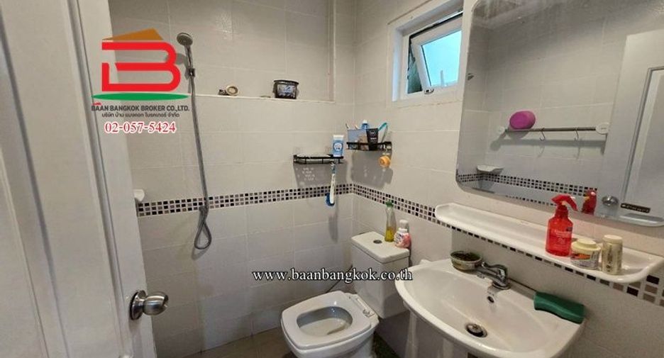 Casa adosada en venta de 3 habitaciones en Bang Khun Thian, Bangkok