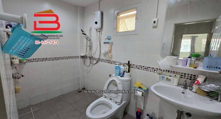 Casa adosada en venta de 3 habitaciones en Bang Khun Thian, Bangkok